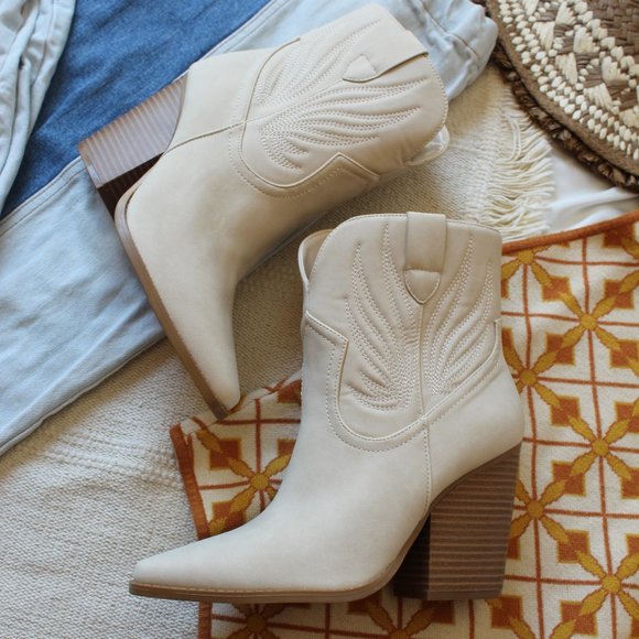 🚨ON SALE🚨// Beige western style boot vegan soft leather - Picture 16 of 17